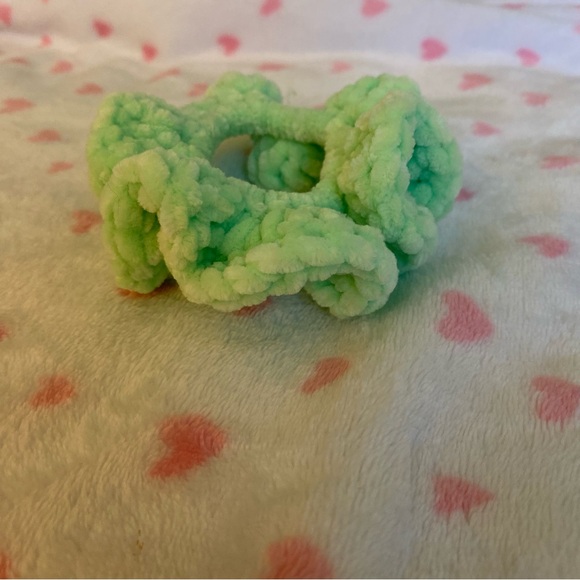 Hand made crochet green fluffy scrunchie, brand new never used - Picture 2 of 2
